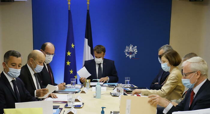 Francia: portavoce del governo, ‘avanti sul super green pass’