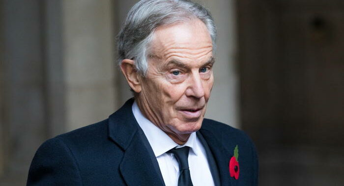 Gb: petizione contro il cavalierato a Blair, oltre 200mila firme