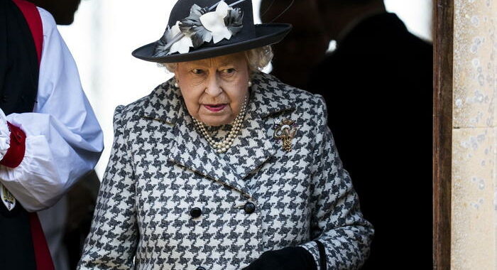 Gb: riappare la regina Elisabetta, fotografata in auto