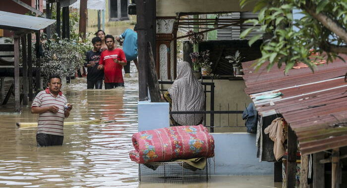Inondazioni a Sumatra, 24 mila evacuati