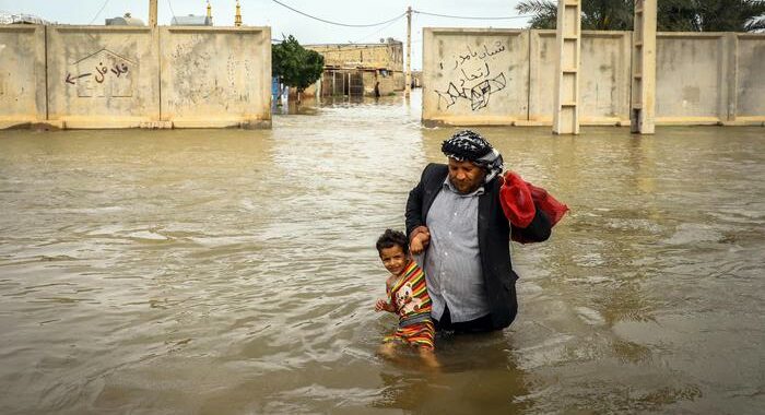 Iran: alluvioni fanno 3 morti, migliaia senza casa