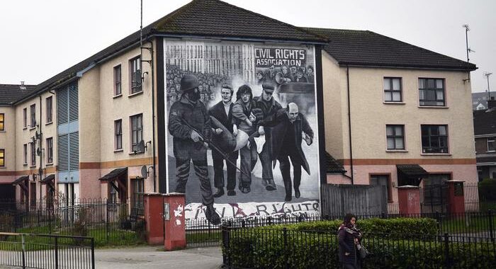 Irlanda: 50 anni fa Bloody Sunday, oggi marciano parenti vittime