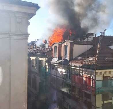 Mansarda brucia in centro Torino, due persone coinvolte