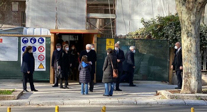 Mattarella lascia Palermo, bimba lo accoglie in strada