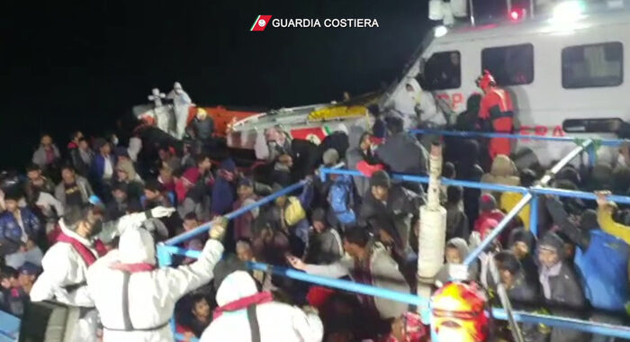 Migranti: sbarco a Lampedusa, 7 morti