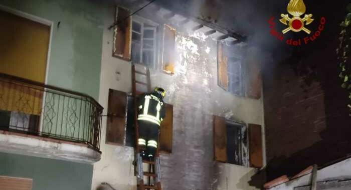 Morti fratellini nel Reggiano, incendio da un termosifone