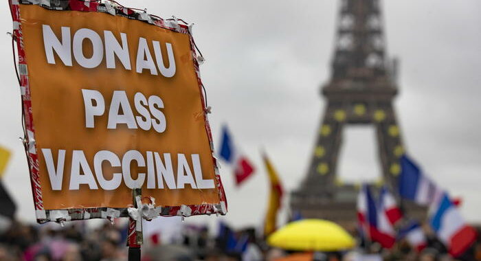 Nuove manifestazioni contro il pass vaccinale in Francia