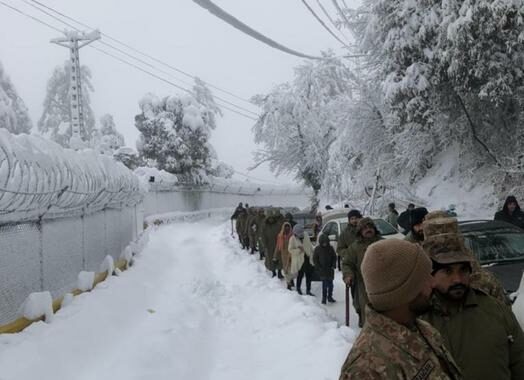 Pakistan: 21 i morti congelati in auto intrappolate nella neve
