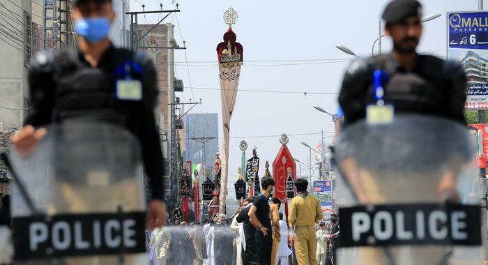 Pakistan: agguato a Peshawar, ucciso un prete