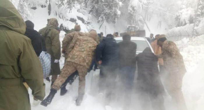 Pakistan: almeno 44 i morti per bufere neve, molti bambini