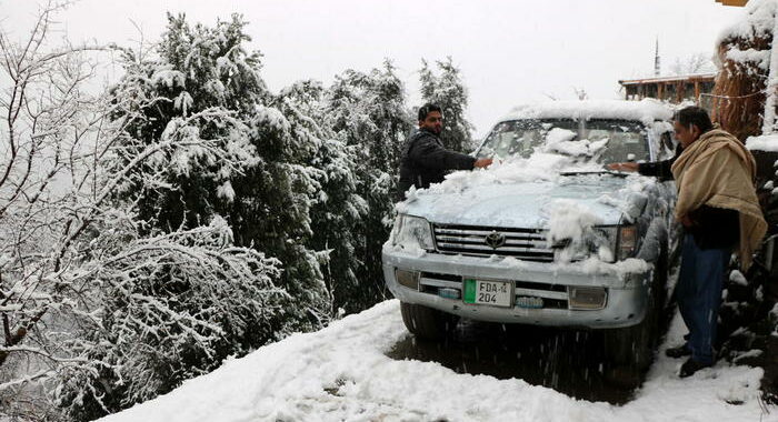 Pakistan: bloccati nella tempesta di neve, almeno 19 morti