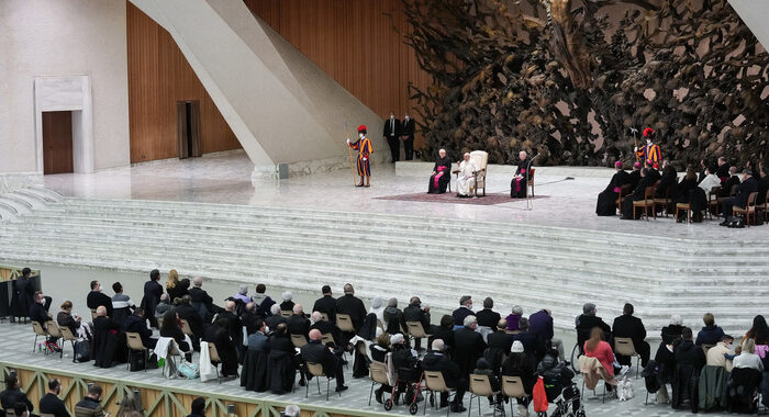 Papa: governi diano a tutti possibilità guadagnare il pane