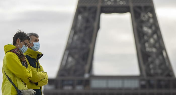 Parigi,torna obbligo mascherina all’aperto in luoghi frequentati