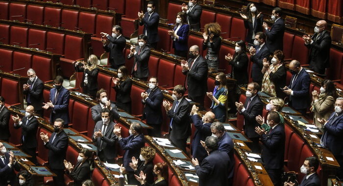 Quirinale: Mattarella presidente, rieletto con 759 voti