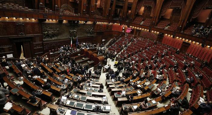 Quirinale:aula Camera,consentire a grandi elettori di votare