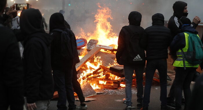 Scontri no vax a Bruxelles, polizia usa lacrimogeni