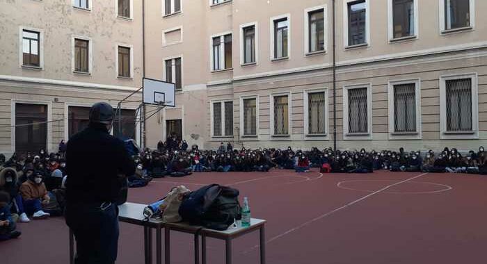 Studenti occupano Liceo Manzoni a Milano