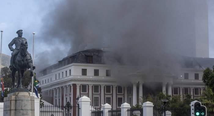 Sudafrica: l’incendio al Parlamento si riaccende