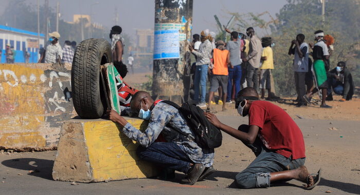 Sudan: alto ufficiale di polizia ucciso durante le proteste