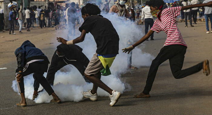 Sudan: proteste anti-golpe a Khartoum, polizia spara lacrimogeni