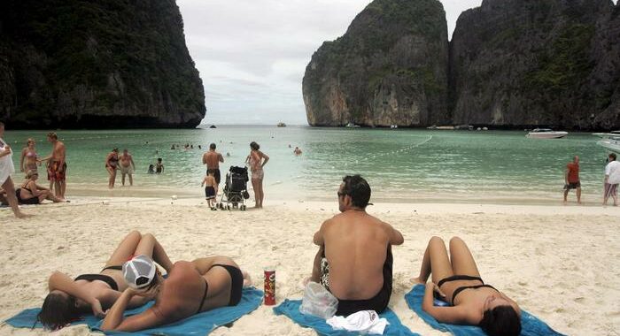 Thailandia: riapre dopo 3 anni la baia di ‘The Beach’