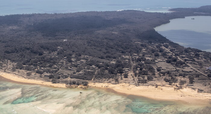 Tonga, comunicazioni impossibili per almeno un altro mese