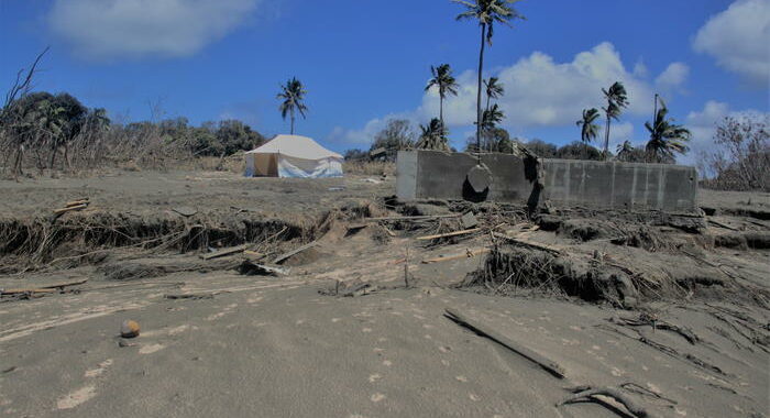 Tonga: l’84% della popolazione colpita da eruzione e tsunami