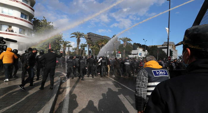 Tunisia: giornalista Liberation picchiato da agenti a protesta