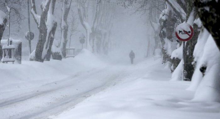 Turchia: forte nevicata blocca autostrada Istanbul-Ankara