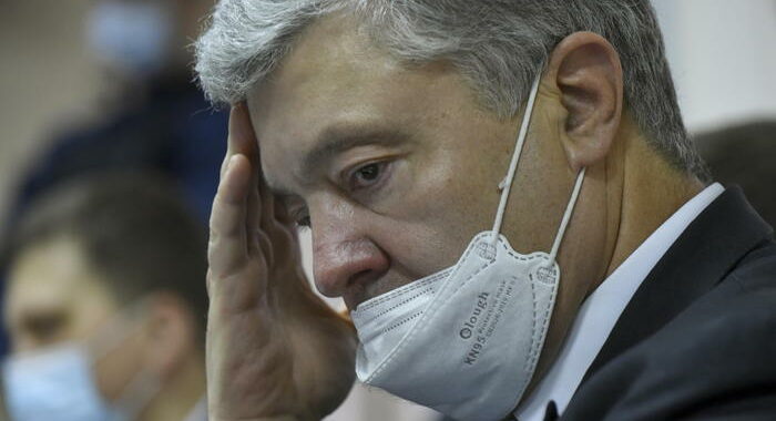 Ucraina: divieto espatrio per Poroshenko ma rimane libero