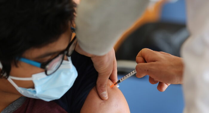 Vaccini: Spagna, per guariti consigliata 3ª dose dopo 5 mesi