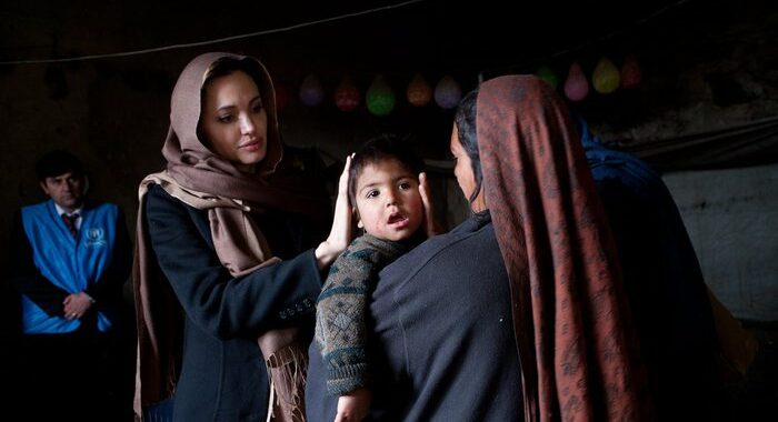 Afghanistan: Jolie,puoi tagliare fiore non fermare primavera