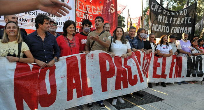 Argentina: accordo Fmi, migliaia protestano a Buenos Aires