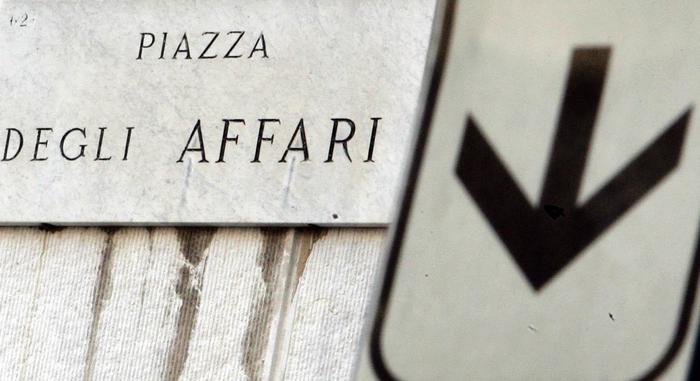 Borsa: Milano chiude in calo del 4,1%, bruciati 30 miliardi