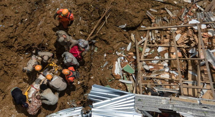 Brasile, bilancio delle piogge a Petropolis sale a 94 morti