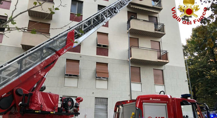 Bruciano la porta di una casa con dentro un disabile, arrestati