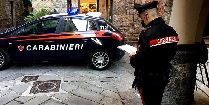 Carabinieri fermano cena No Vax, insulti e grida ‘libertà’