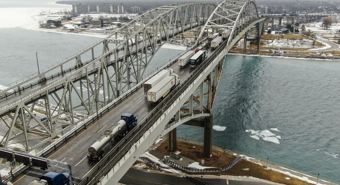 Covid: Canada, centinaia di manifestanti ancora sul ponte