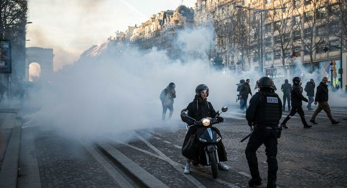 Covid: Francia, 97 fermi e 513 multe per proteste no-vax