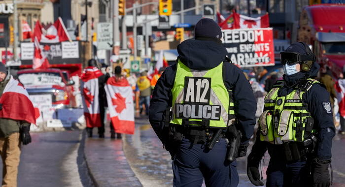 Covid: polizia sgombera manifestanti no vax a Ottawa, arresti