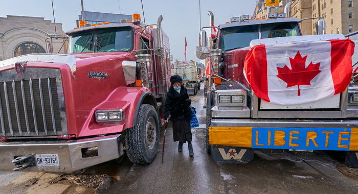 Covid: proteste Canada, chiudono fabbriche Toyota e Ford