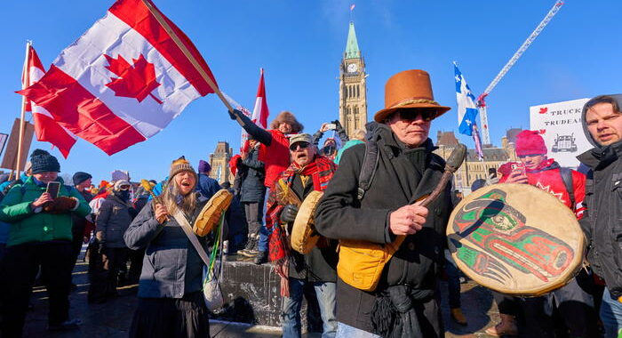 Covid:Ottawa assediata da protesta, ‘situazione fuori controllo’