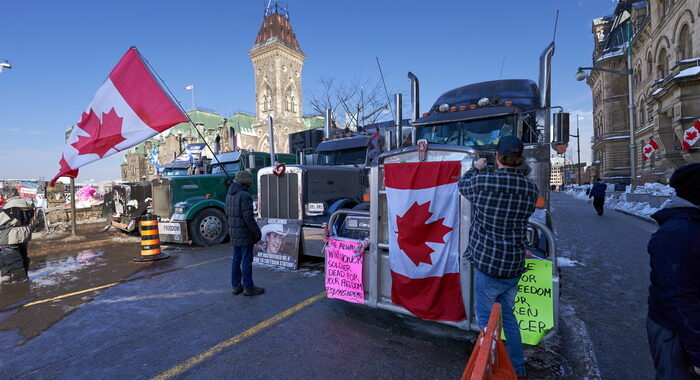 Covid:protesta camionisti Canada blocca principale ponte con Usa