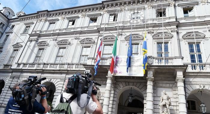 Doppio cognome negato a figlio due madri, Torino si appella