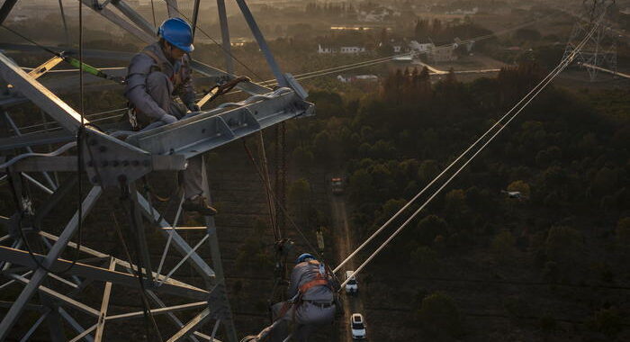 Energia: Arera, spesa annuale 2021 luce a 631 euro, +30%