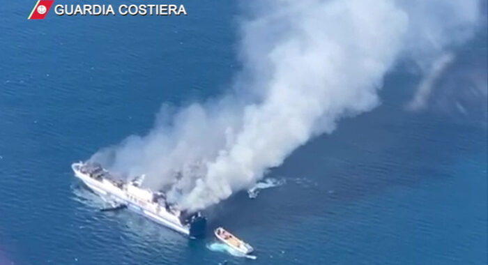 Incendio nave: ministro greco conferma, 12 dispersi