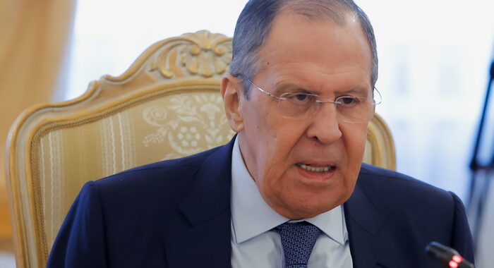 Lavrov, preoccupa l’uso di armi proibite nel Donbass