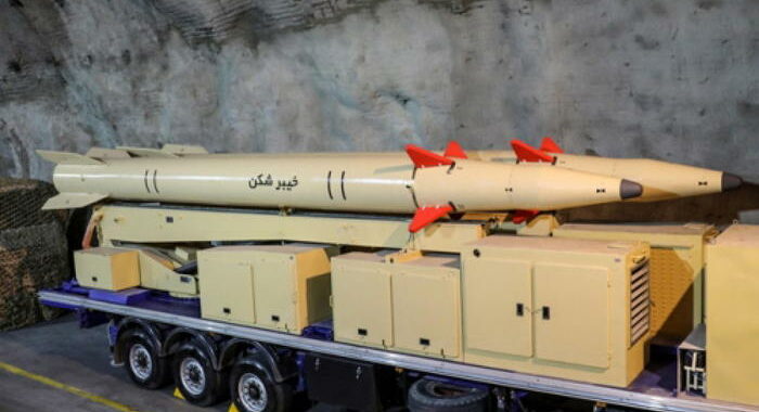 L’Iran svela un nuovo missile balistico con gittata di 1.450 km