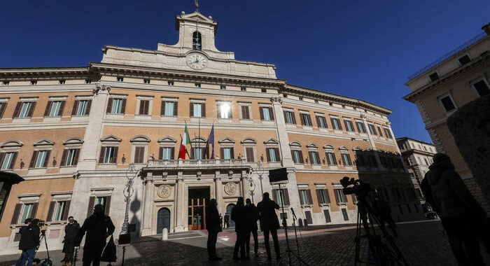 Mattarella:standing ovation unanime per medici-forze ordine