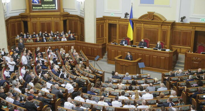 Parlamento Kiev, sì a sanzioni contro 351 cittadini russi